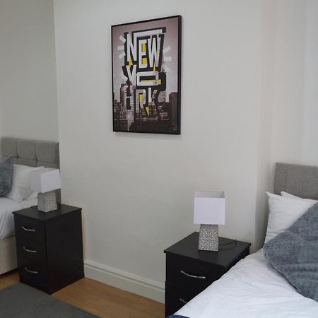 Beautiful Two-Bed Apartment With Driveway Parking Nottingham Eksteriør billede