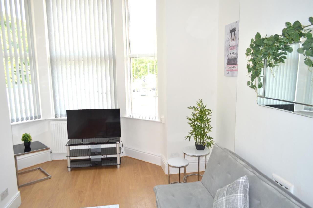 Beautiful Two-Bed Apartment With Driveway Parking Nottingham Eksteriør billede