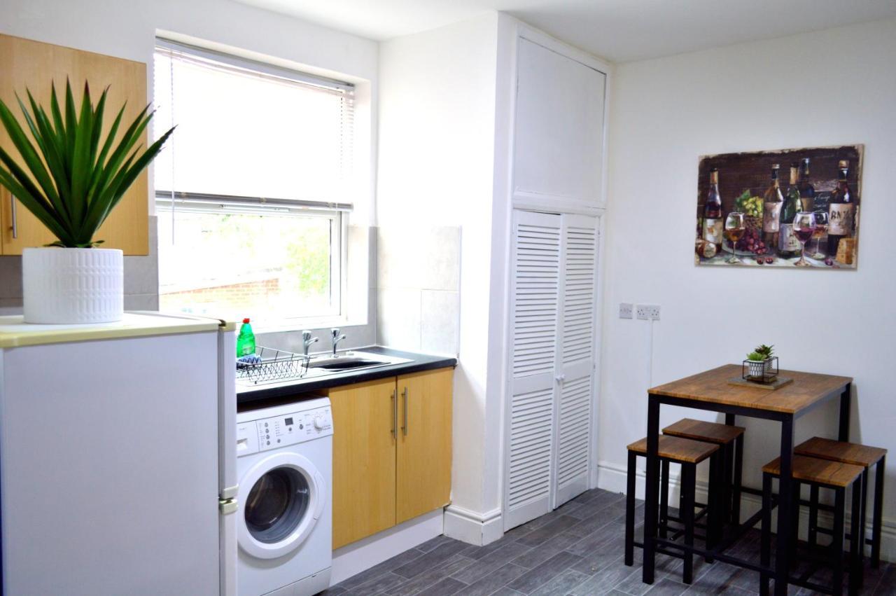 Beautiful Two-Bed Apartment With Driveway Parking Nottingham Eksteriør billede
