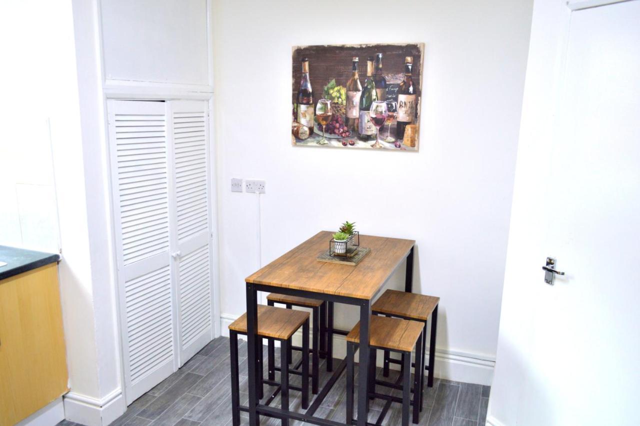 Beautiful Two-Bed Apartment With Driveway Parking Nottingham Eksteriør billede
