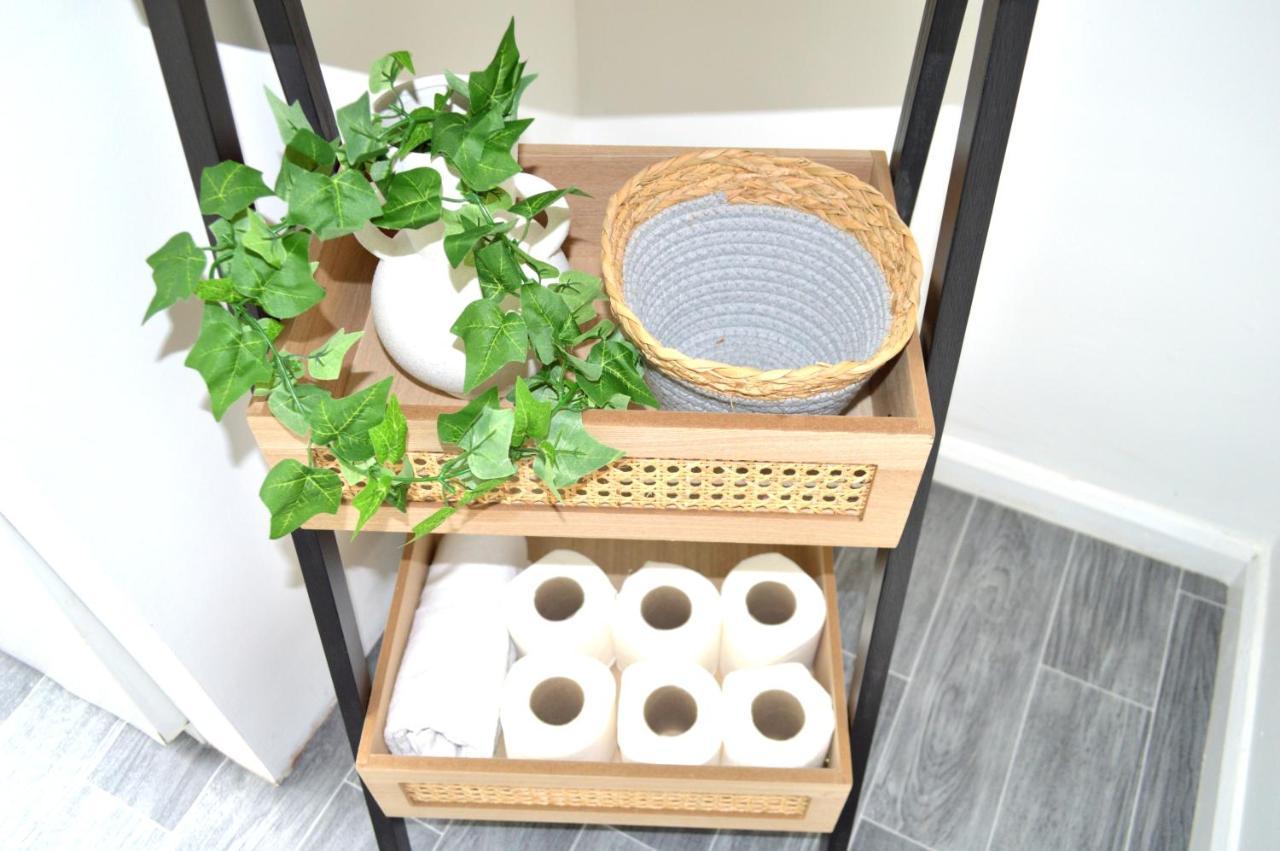 Beautiful Two-Bed Apartment With Driveway Parking Nottingham Eksteriør billede